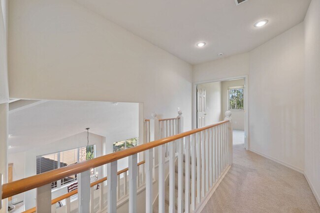 Building Photo - Gated Community in Broken Top