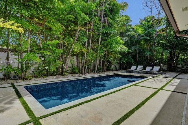 Building Photo - 5735 N Bay Rd