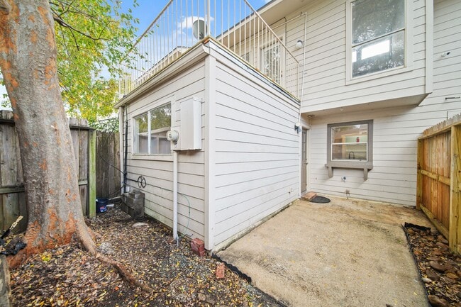 Building Photo - 9393 Westwood Village Dr