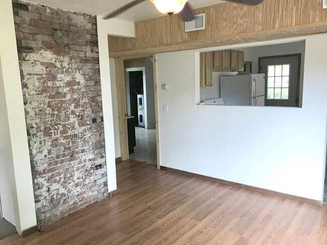 Building Photo - 1374 E Canal St