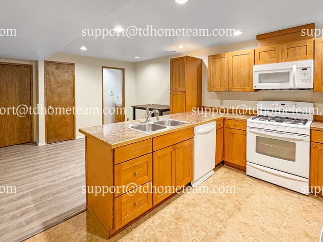 Building Photo - "Charming 3-Bed Retreat with Spacious Inte...