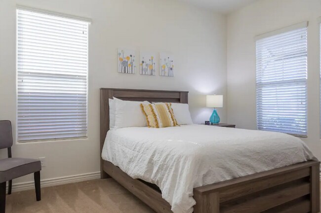 Building Photo - 18519 W Paradise Ln