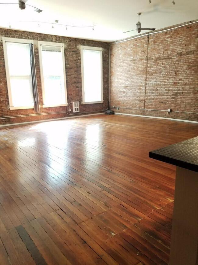 Building Photo - Charming Vintage Pioneer Square Studio wit...