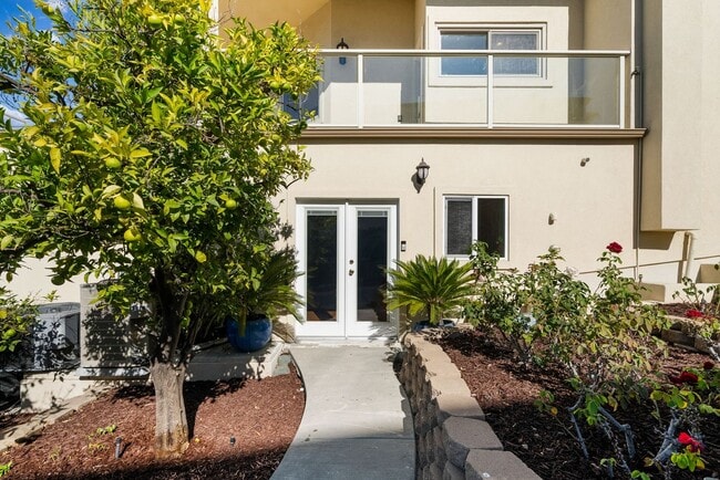 Building Photo - Custom Del Cerro Home with Views