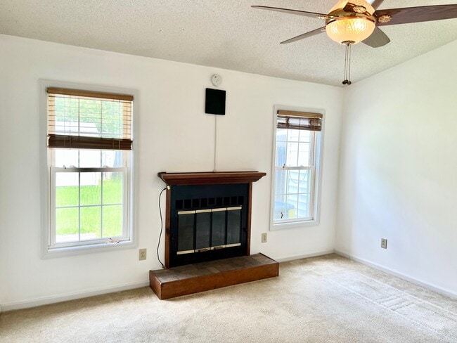 Building Photo - 733 Pinewood Dr