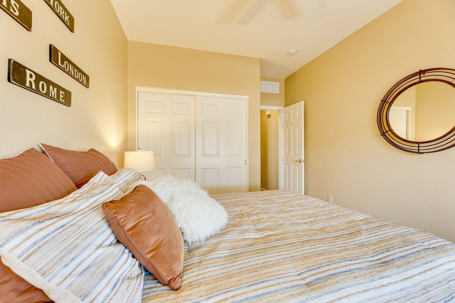 Building Photo - 9746 E Coopers Hawk Dr