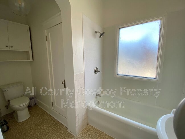 Building Photo - 623 E Lewis St