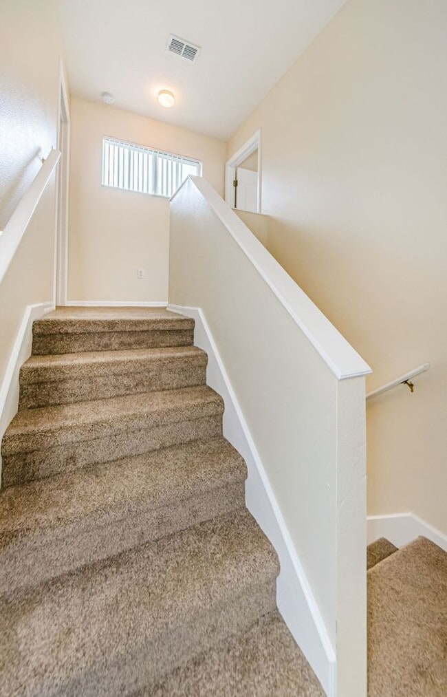 Building Photo - Beautiful 4 bedroom 3 bath townhome
