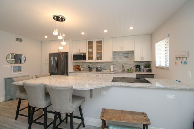 Building Photo - ** STUNNING REMODELED 2/2 CONDO IN THE ELE...