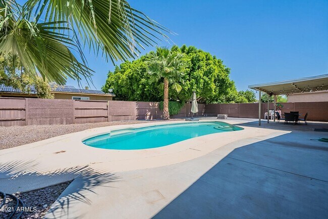 Building Photo - 4 bedroom home with private pool & solar