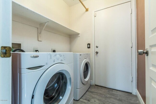 Building Photo - Charming 5 Bed 3 bath Home in Avondale