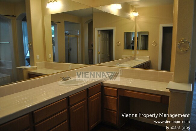 Building Photo - Beautiful 4 Bedroom + Study in Desirable Neighborhood