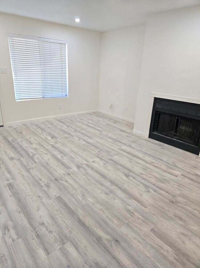 Building Photo - 5995 N 78th St