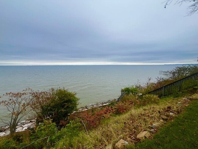 Building Photo - Gorgeous Water Front Home with Beach Access