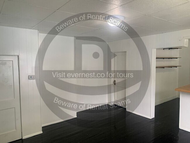 Building Photo - 1325 Sloan Ave