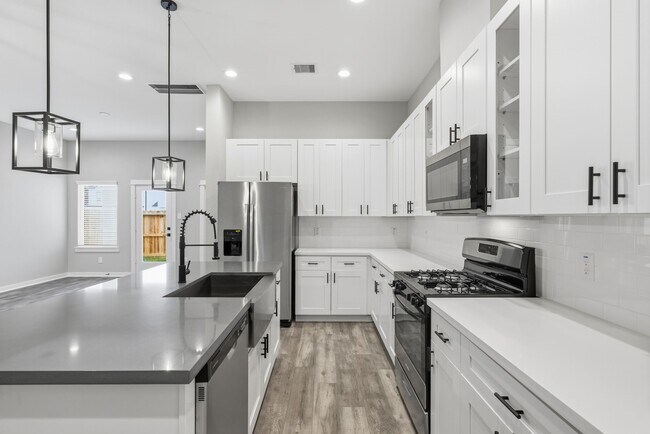 Building Photo - 411 Stonework Garden Ln