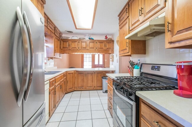 Building Photo - 3 Bedroom 2 Bathroom Home - Dogs Allowed & Large Backyard!