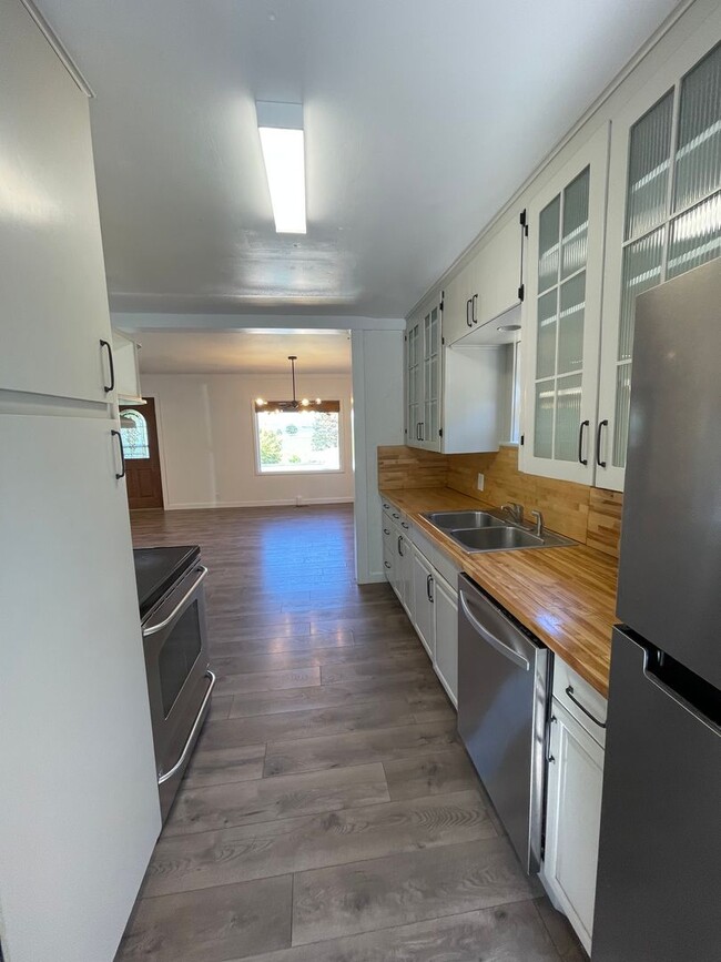 Building Photo - Lake Views • Near Moore Park • 4BD/2BA Home with Garage & Basement-less than 3miles from OIT and ...