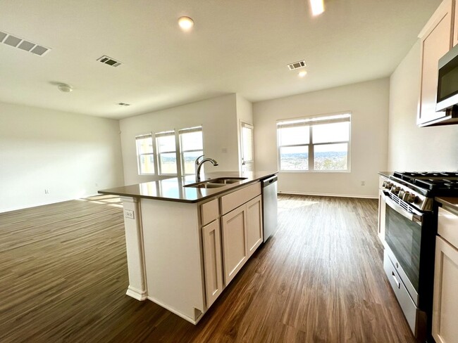 Building Photo - Beautiful 3 beds 2.5 baths in Lago Vista