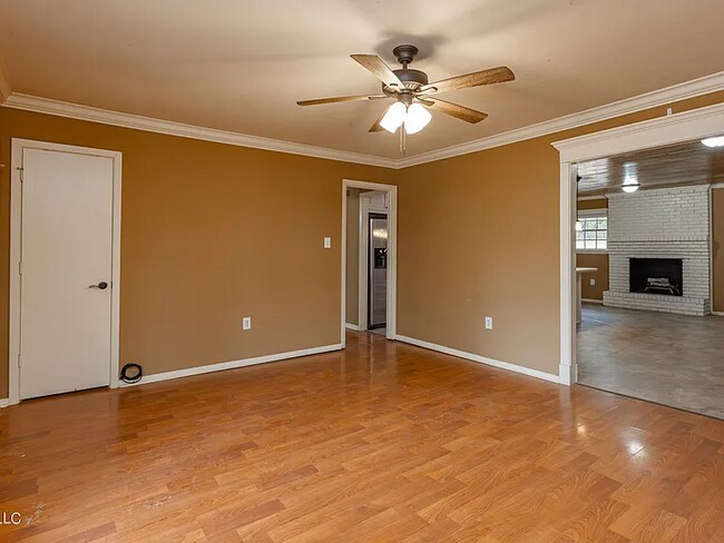 Building Photo - 400 Oakhill Cir