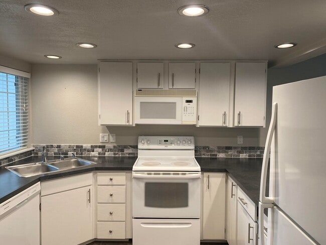 Building Photo - Brand New Remodeled 3 Bedroom 2.5 Bath  2 Car Garage