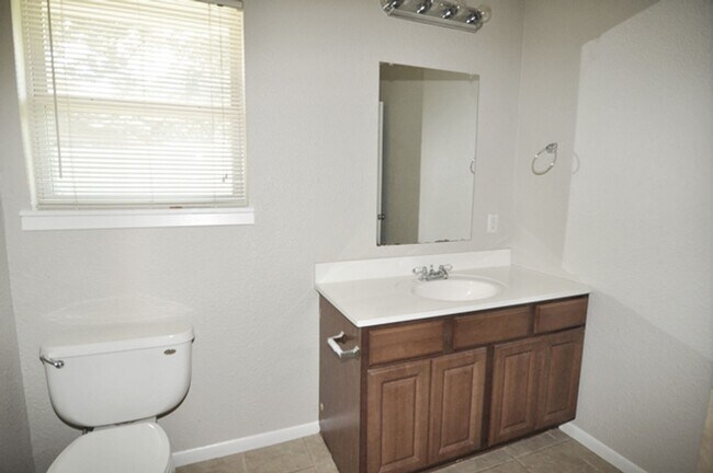 Building Photo - 1117 Trailwood Dr