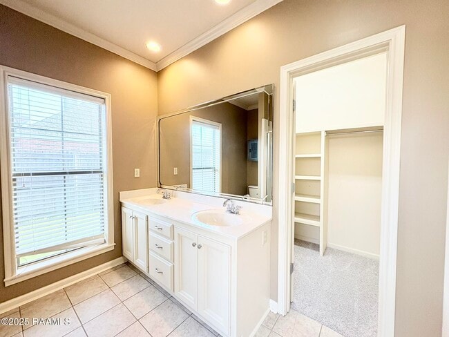 Building Photo - 121 Troubadore Dr