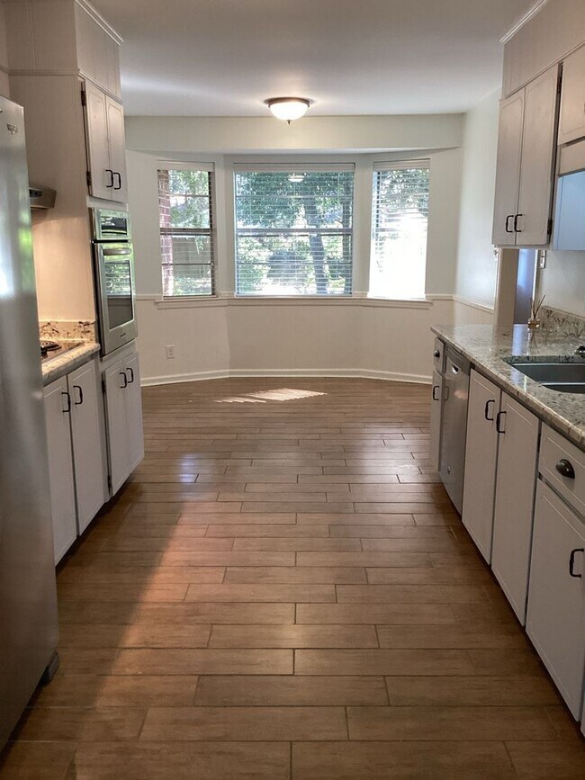Building Photo - Three bedroom, Two Bathroom Single Family ...