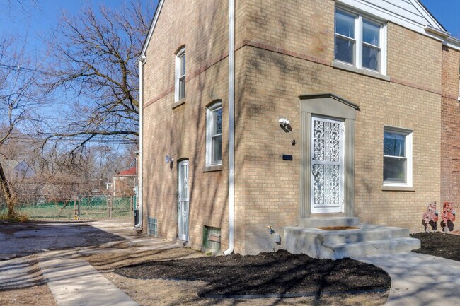 Building Photo - 9828 S Yates Blvd