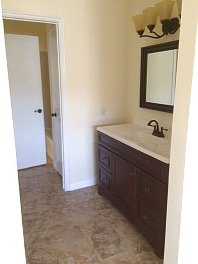 Building Photo - Great location on Cul-de-Sac