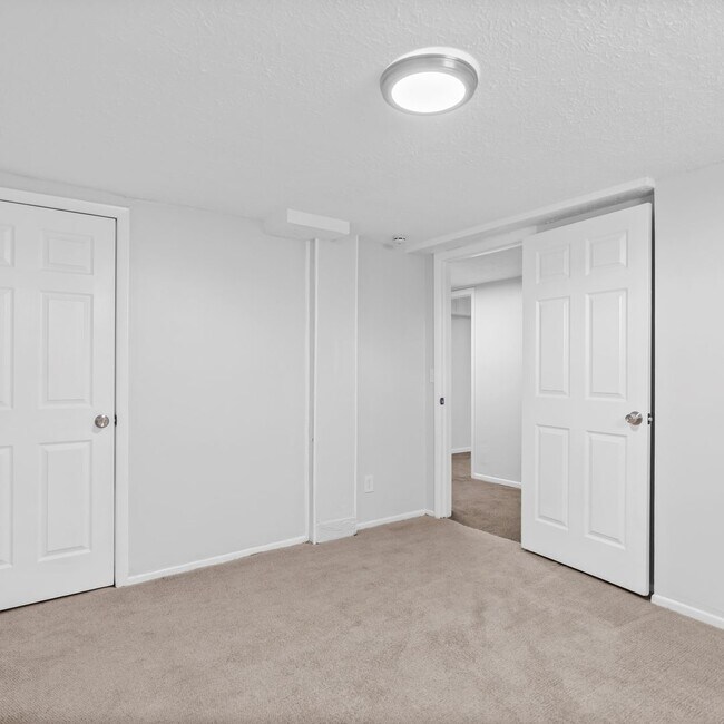 Building Photo - Salt Lake 5 Bedroom Home