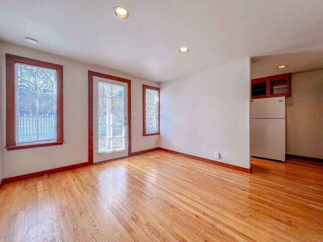 Building Photo - Charming One Bedroom Apartment