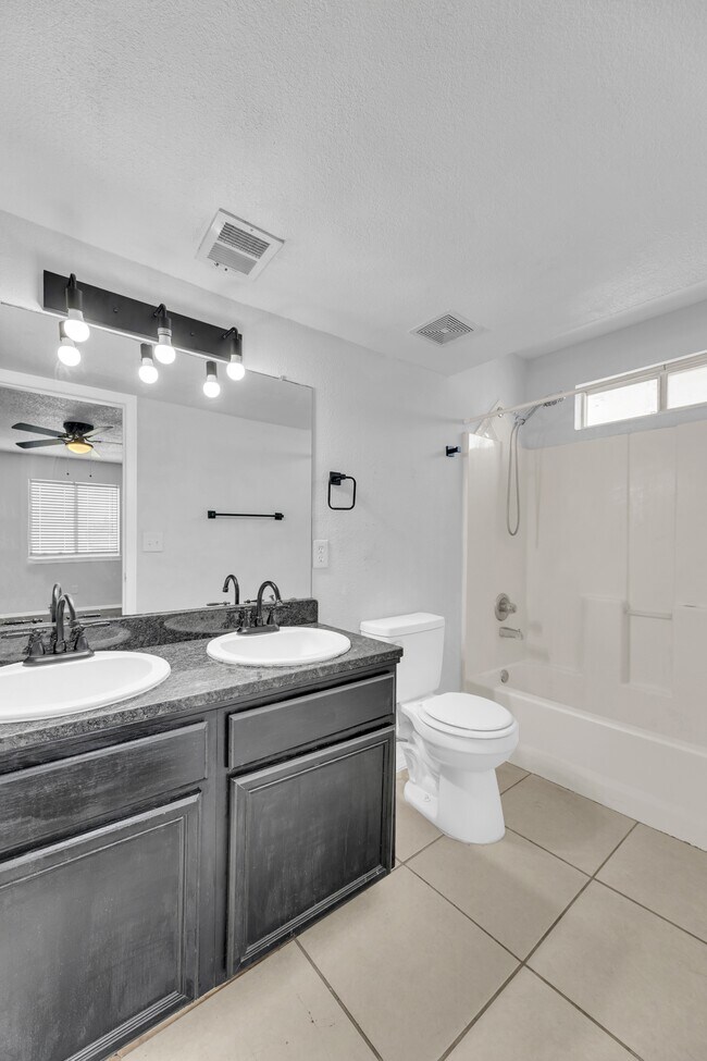 Building Photo - 10400 Valle Koki Dr