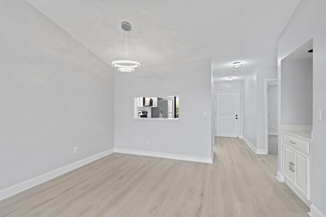 Building Photo - 350 Club Cir