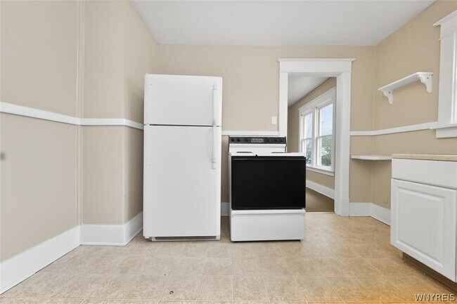 Building Photo - 2463 South Ave