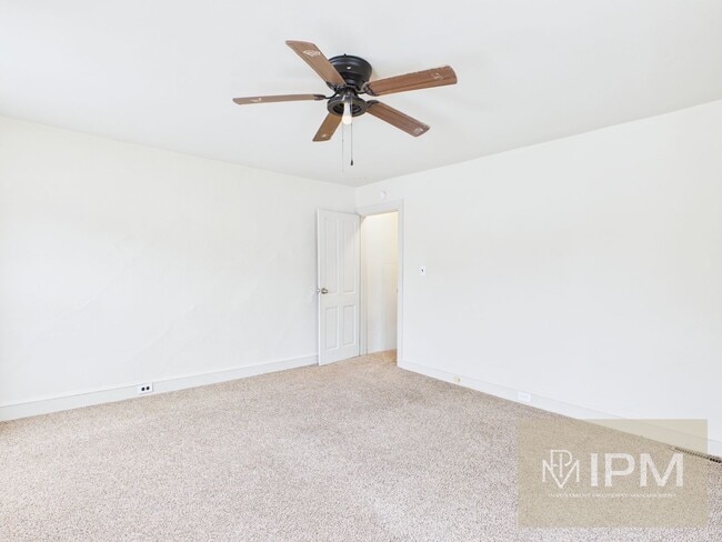 Building Photo - Charming 3 Bedroom, 1 Bath Home in Northeastern Schools!