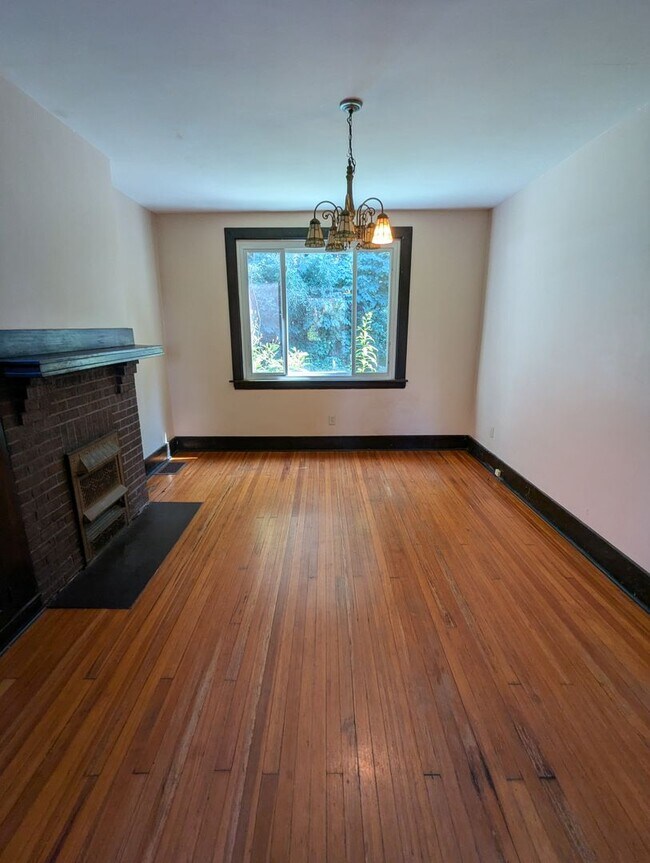 Building Photo - 3 Bedroom 1 Bathroom Single Family Home (G...