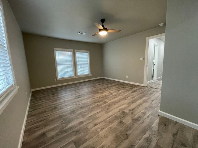 Building Photo - * Move-In Special * Beautiful 3 Bed 2 Bath...