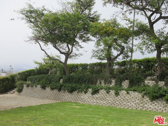 Building Photo - 7012 Birdview Ave