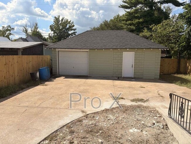 Building Photo - 1712 S Connor Ave