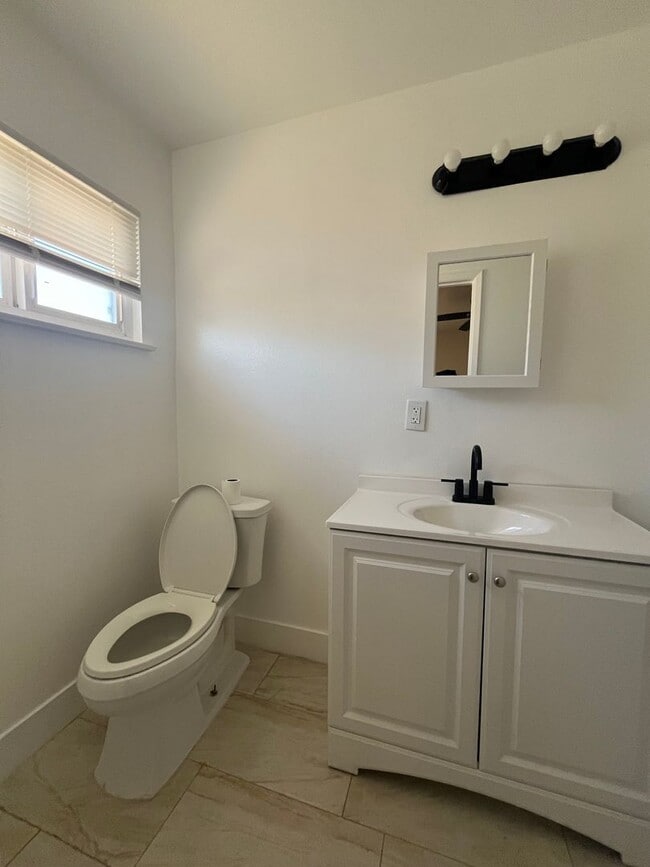 Building Photo - 4 bedroom 2bathroom Home Available now!