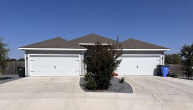 Building Photo - Luxury Duplex in Seguin!