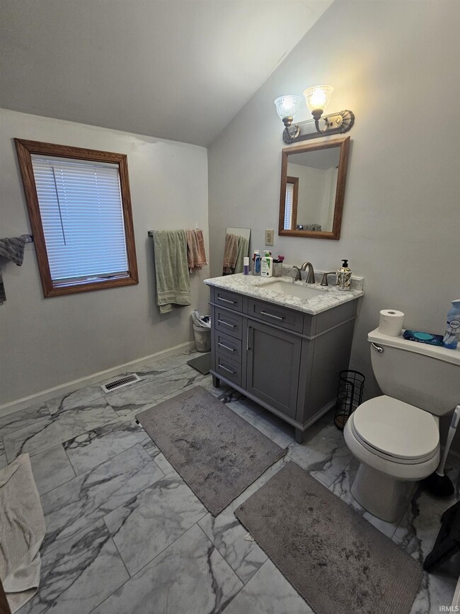 Building Photo - 405 E 15th St