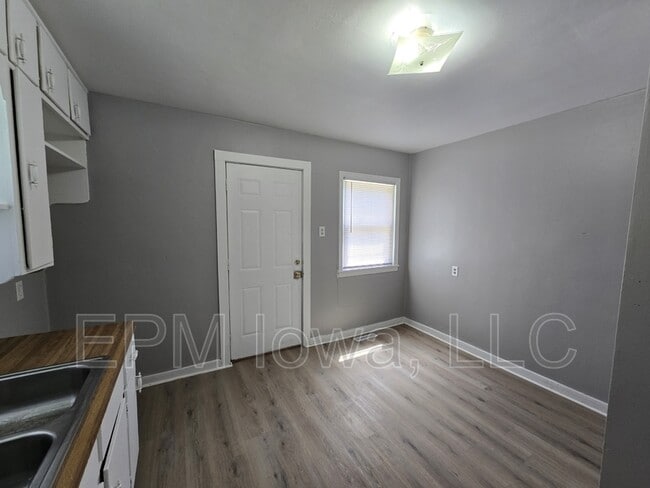 Building Photo - 602 Logan Ave