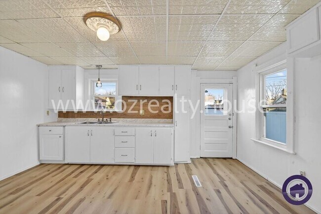 Building Photo - 837 Lorain St