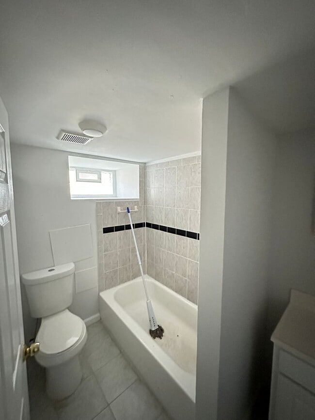 Building Photo - 3 Bedroom with Private Garage