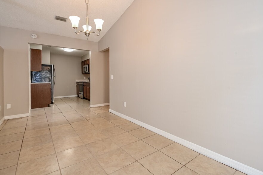 Building Photo - 1834 Manitoba Ct N