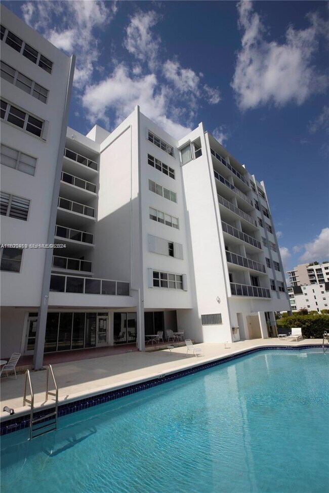 Building Photo - 9381 E Bay Harbor Dr