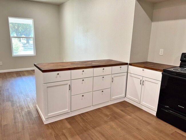 Building Photo - Fully Remodeled 3 Bed 2 Bath In Floral Hei...