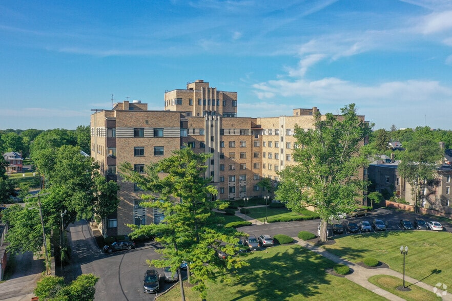 Primary Photo - ROYAL YORK APARTMENTS, LLC